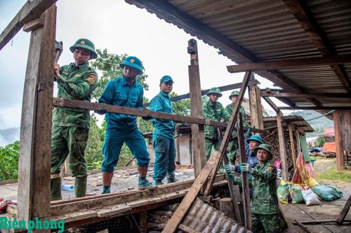 Nhân dân thôn H'juh, xã Hùng Sơn gấp rút chuyển đến nơi ở mới, tránh sạt lở