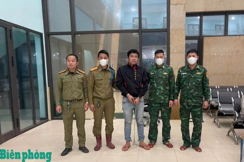 Đồn Biên phòng cửa khẩu quốc tế La Lay tiếp nhận, bàn giao 2 đối tượng trốn lệnh truy nã