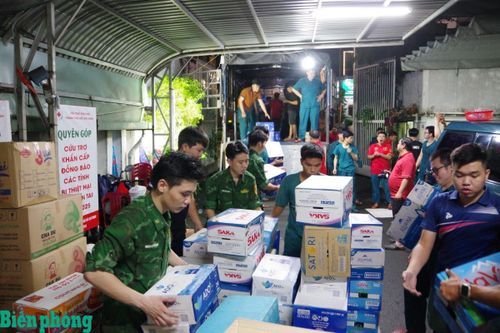 BĐBP thành phố Hồ Chí Minh tham gia vận chuyển hàng cứu trợ đồng bào lũ lụt miền Trung