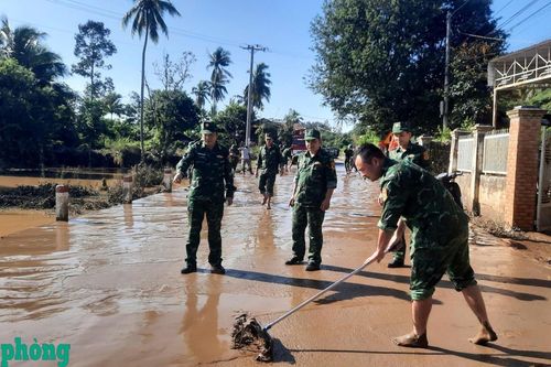 Ban Chỉ huy BĐBP tỉnh Đắk Lắk chỉ đạo khắc phục hậu quả lũ lụt tại Buôn Đôn