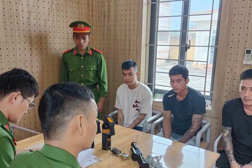 Khởi tố nhóm đối tượng dùng xích sắt trói chân nữ nhân viên để hành hạ