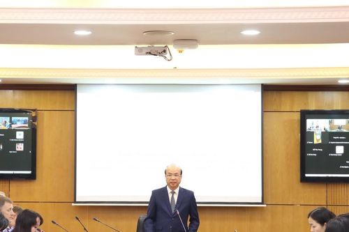 Chia sẻ kinh nghiệm trong việc hoàn thiện và thực thi pháp luật về chế định luật sư công