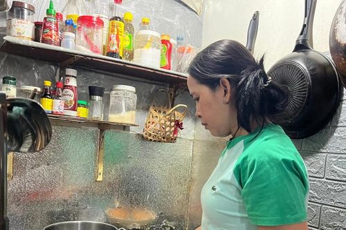 Người lao động chật vật giữa những ngày rau tăng giá