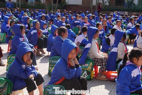 Trao tặng quà cho học sinh khó khăn vùng biên giới Sơn La