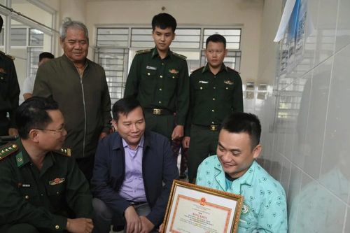 Thiếu tá Biên phòng rách chân vẫn bơi ngược dòng cứu dân giữa mưa lũ