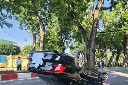 Hà Nội: Ô tô lật ngửa trên đường Hoàng Diệu sau khi đâm dải phân cách