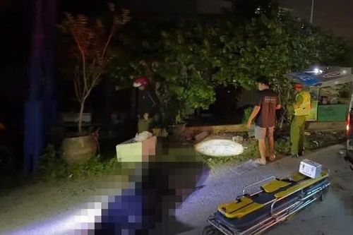 Bắt đối tượng tay cầm dao đứng bên người đàn ông nằm gục ven Quốc lộ 1