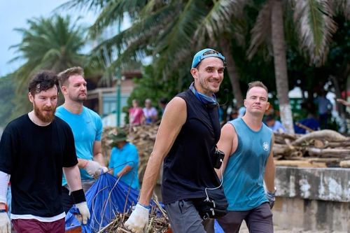 Người nước ngoài chung tay dọn rác bờ biển, tham gia cứu hộ người dân Nha Trang