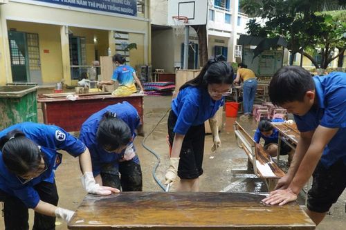 Hàng trăm trường còn ngổn ngang sau lũ, Khánh Hòa chi khẩn cấp 1–2 tỷ đồng cho từng địa phương