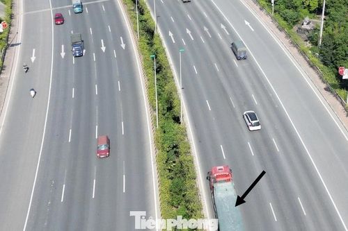 Nhiều tài xế lúng túng trong ngày đầu cấm xe tải, xe khách đi làn 1 trục Nhật Tân - Nội Bài