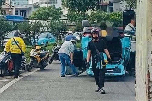 Ô tô công nghệ lật ngửa trên cầu vượt Quang Trung ở TPHCM