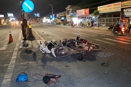 Hai xe máy va chạm trên đường dẫn vào cao tốc, 3 người bị thương nặng