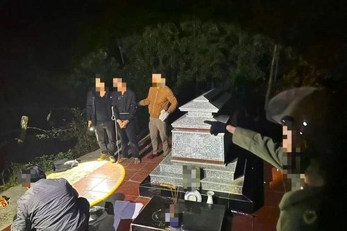 Giấu hơn 2.000 viên ma túy trong nghĩa địa để dùng dần