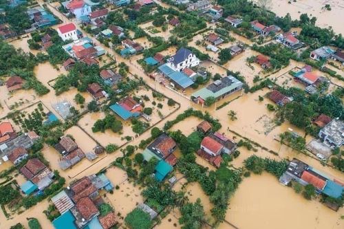 Yêu cầu các tổ chức tín dụng khẩn trương hỗ trợ khách sau mưa lũ