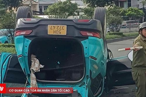 Ô tô bất ngờ lật ngửa trên cầu vượt