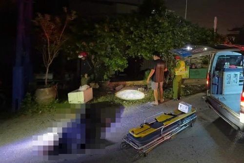 Người đàn ông bị đâm tử vong trước cổng làng, công an thu giữ 2 con dao