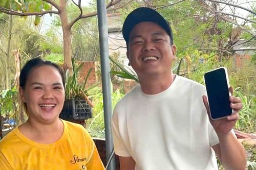 Mất điện thoại giữa lũ dữ, anh cứu hộ Đà Nẵng gặp chuyện ấm lòng sau 3 ngày