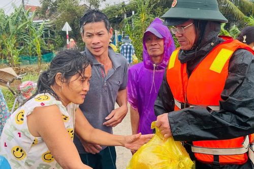 Gạo và nhu yếu phẩm kịp tới tay người dân Gia Lai, Đắk Lắk sau lũ lịch sử