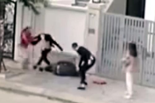 Nhân chứng kể lại diễn biến vụ người đàn ông bị hai thanh niên đánh dã man ở Hà Nội