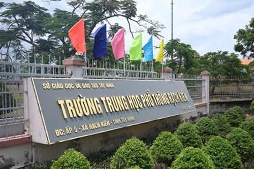 Kỷ luật cảnh cáo thầy giáo nhắn tin 'thân mật' với nữ sinh lớp 10