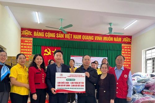 Hội Chữ thập đỏ Thành phố Hà Nội trao 1.000 suất quà cho người dân Tương Dương