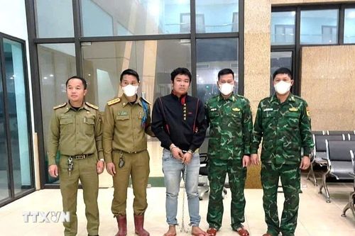 Công an Lào bàn giao 2 đối tượng trốn truy nã cho lực lượng chức năng Việt Nam