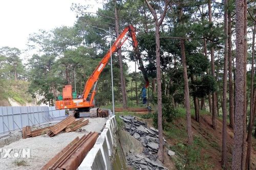 Lâm Đồng: Đèo Prenn được thông xe tạm thời sau mấy ngày 'tê liệt' vì sạt lở