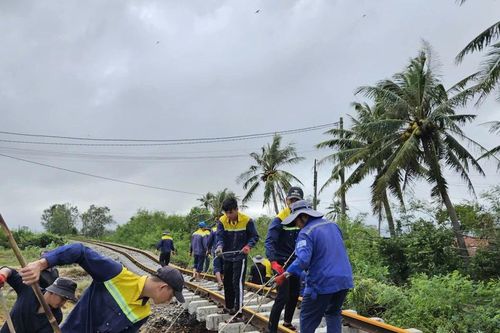 Khẩn trương khôi phục các tuyến giao thông huyết mạch sau mưa lũ miền Trung