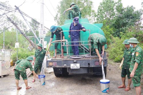 Bộ đội Biên phòng vận chuyển nước sạch miễn phí giúp hơn 100 hộ dân vùng lũ