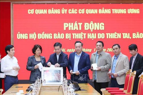 Cơ quan Đảng ủy các cơ quan Đảng Trung ương chia sẻ với người dân vùng mưa lũ tại Nam Trung Bộ