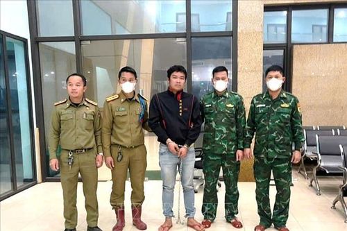 Công an Lào bàn giao 2 đối tượng trốn lệnh truy nã cho Việt Nam