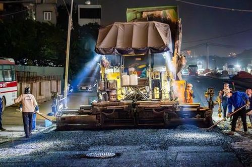 Hà Nội: Nhộn nhịp trên công trường đường nghìn tỷ thi công xuyên đêm