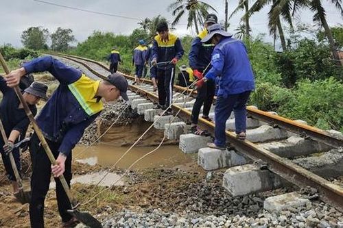 Dự kiến thông tuyến đường sắt Bắc – Nam sau 8 ngày gián đoạn do mưa lũ miền Trung