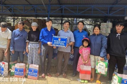Trung ương Đoàn trao hàng nghìn suất quà cứu trợ người dân vùng lũ Đắk Lắk