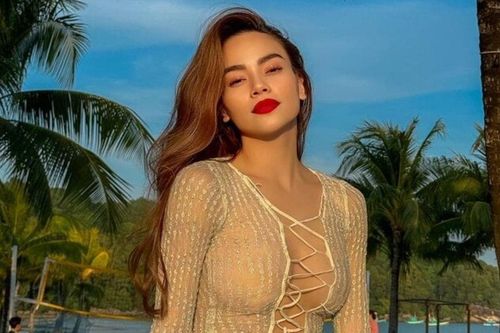 Hồ Ngọc Hà mặc váy ren xuyên thấu bó sát gợi cảm, phát tín hiệu liên quan Miss Universe