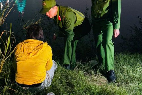 Người phụ nữ hoảng loạn dưới chân cầu Nhật Tân, Tổ công tác tiếp cận mới rõ sự tình