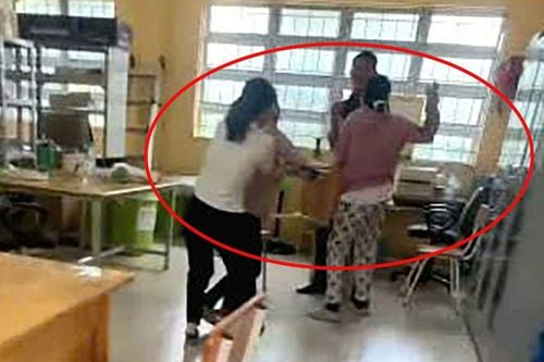Thầy giáo bị kỷ luật sau khi nhắn tin cho nữ sinh, nội dung tin nhắn ra sao?