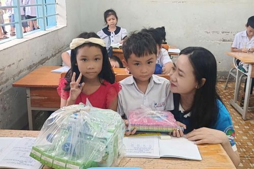 Hội LHPN tỉnh, Báo và Đài Phát thanh - Truyền hình Khánh Hòa trao quà hỗ trợ học sinh vùng lũ