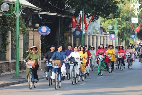 Cổ phục bước ra khỏi tủ kính: Khi di sản cần nhiều hơn những cuộc diễu hành