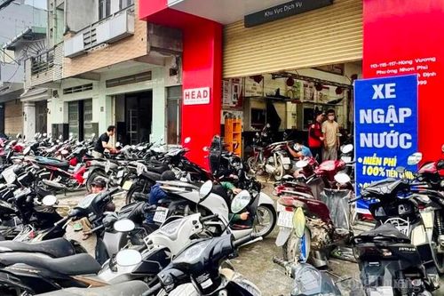 Gia Lai: Xe máy ngập nước xếp hàng, đánh số chờ đến lượt được sửa