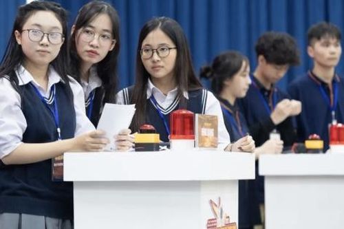 Học sinh THPT tự tin hùng biện tiếng Anh tại Unlock The IELTS 2025