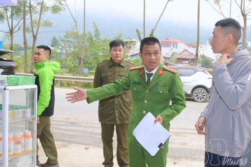 Công an Búng Lao ra quân đảm bảo trật tự hành lang giao thông