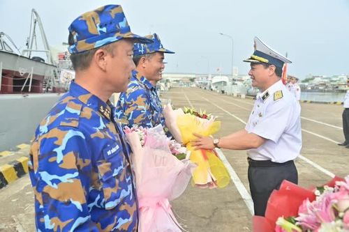 Tư lệnh Vùng 2 chúc mừng Biên đội Tàu 09, 17 hoàn thành xuất sắc nhiệm vụ đối ngoại