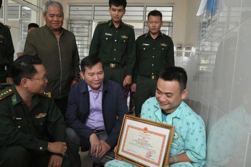 Thiếu tá Nguyễn Khắc Thinh được Tư lệnh BĐBP tặng bằng khen vì dũng cảm cứu người trong mưa lũ