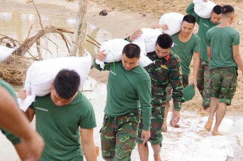 Xã Tuy Phước phối hợp với Lữ đoàn 573 sửa chữa 2 tuyến đê bị vỡ