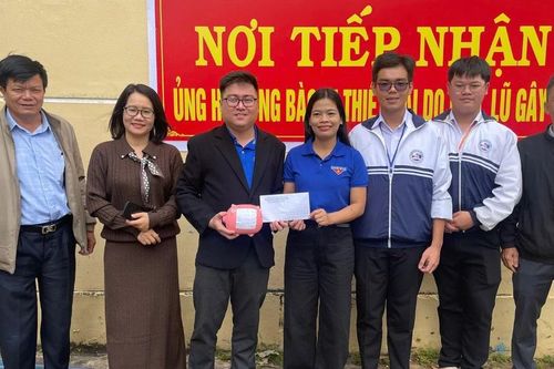 9 học sinh mồ côi ở chùa Bửu Châu đập heo đất hỗ trợ đồng bào vùng lũ hơn 9 triệu đồng