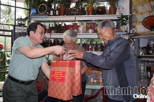 Cục trưởng Cục Ngoại tuyến Đào Xuân Lân thăm, tặng quà người dân bị ảnh hưởng mưa lũ