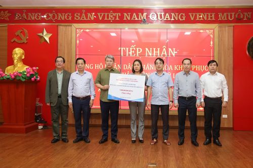 Các đồng chí nguyên lãnh đạo tỉnh vận động hỗ trợ tỉnh Khánh Hòa 5 tỷ đồng khắc phục hậu quả thiên tai