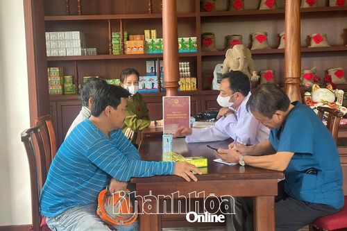 Hội Đông Y tỉnh và Phòng khám Y học cổ truyền Thái Y Đường khám, phát thuốc miễn phí cho người dân vùng lũ lụt