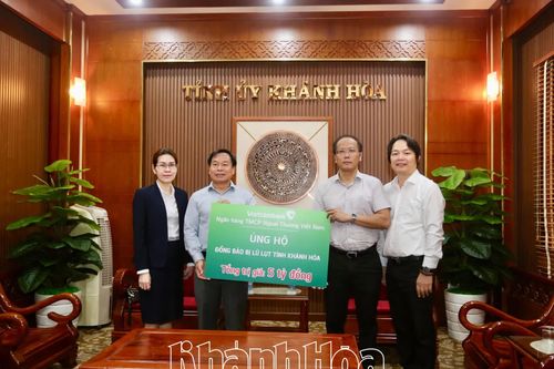 Ngân hàng Thương mại Cổ phần Ngoại thương Việt Nam ủng hộ 5 tỷ đồng cho người dân Khánh Hòa